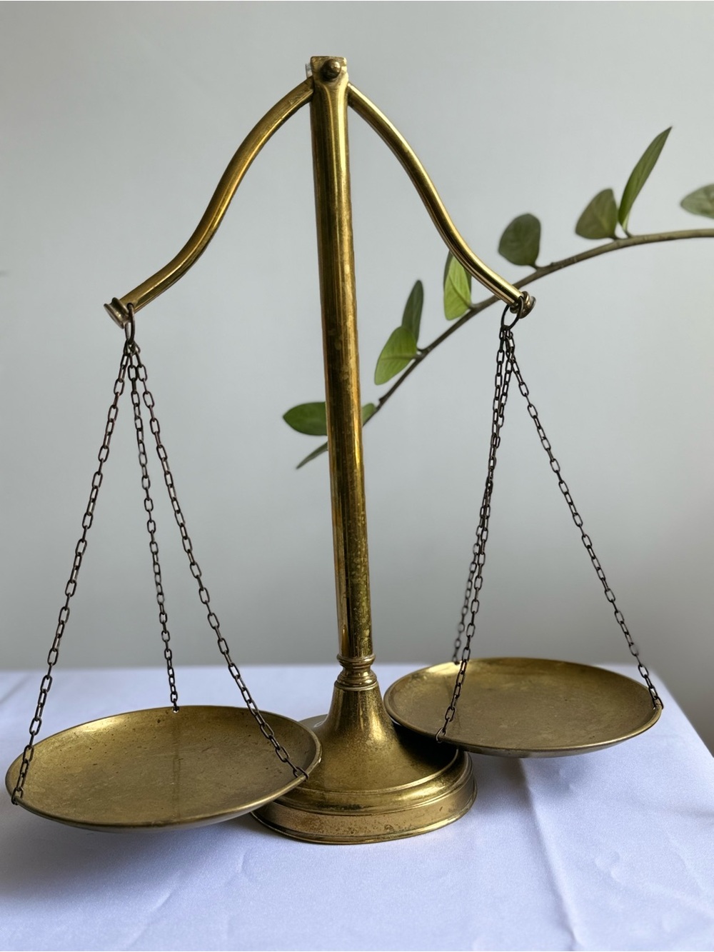 Classic Brass Balance Scale Décor - Gold
